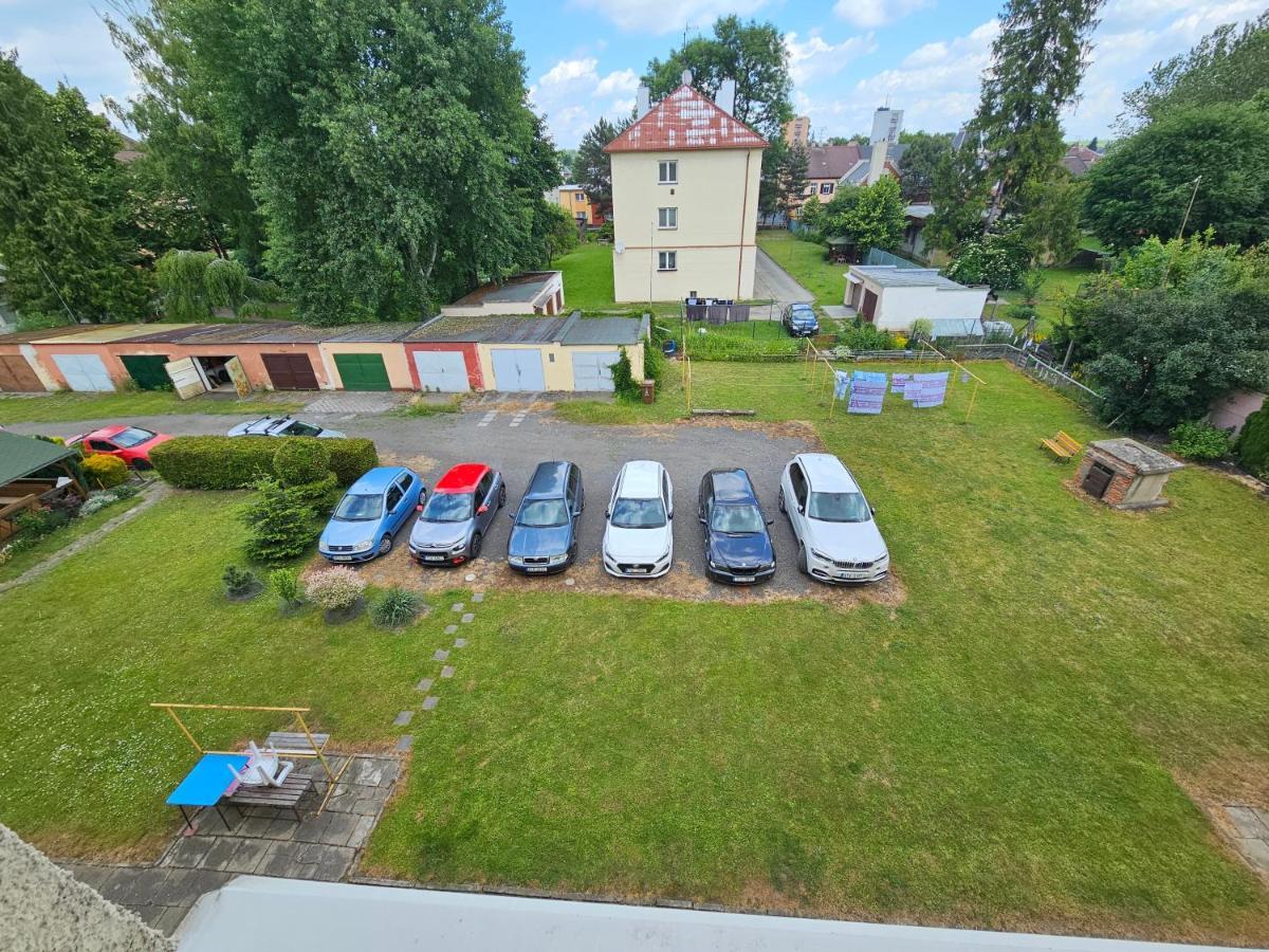Apartman Opava S Parkovanim Buitenkant foto