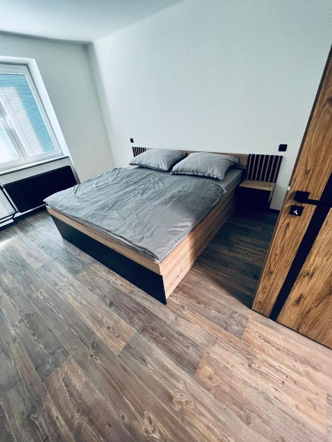 Apartman Opava S Parkovanim Buitenkant foto